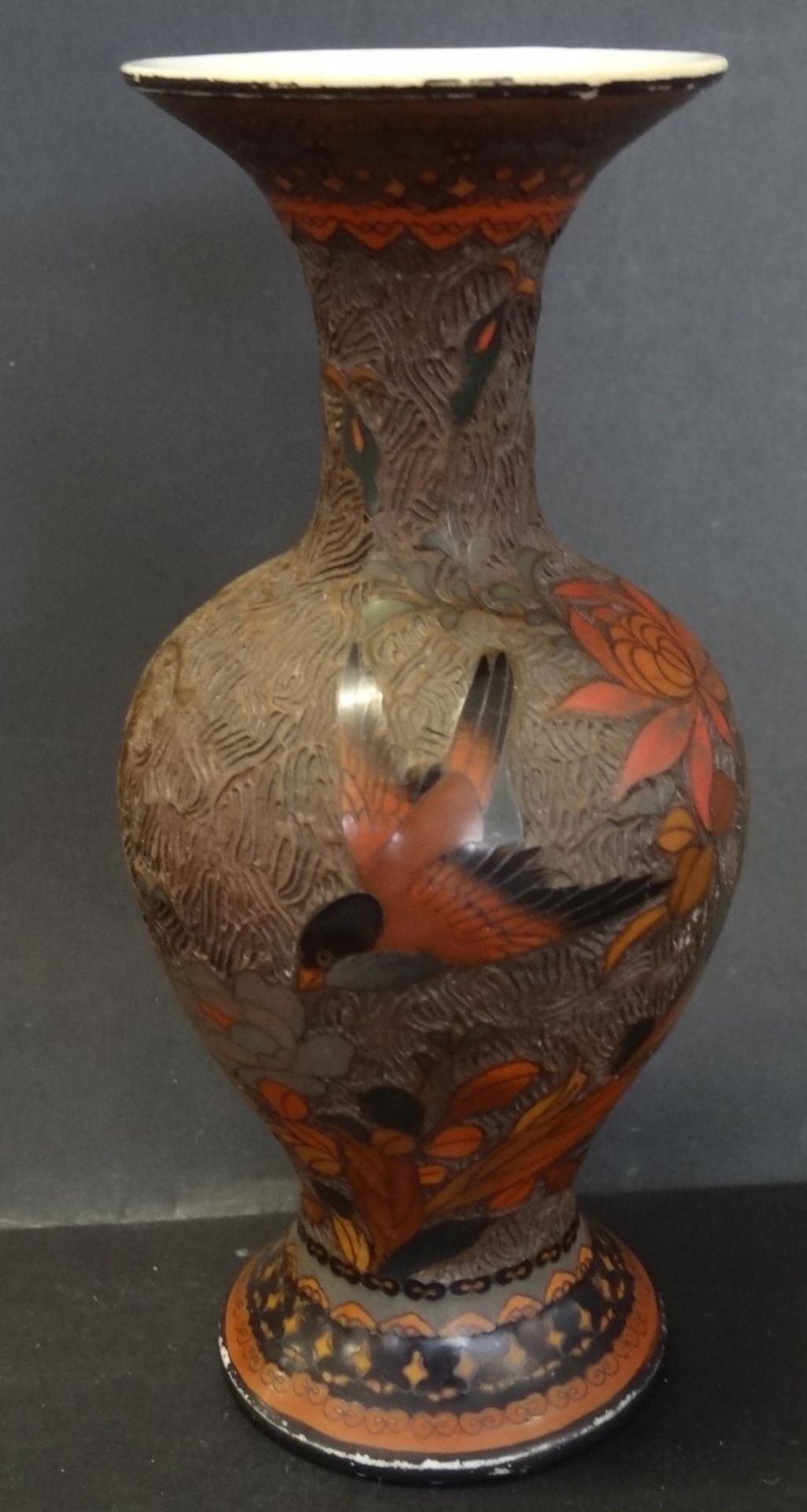 Vase, wohl China?, Porzellan mit Rotlack? geschnitten und bemaltes Dekor, Vögel und Blätter, älter, - Bild 4 aus 6