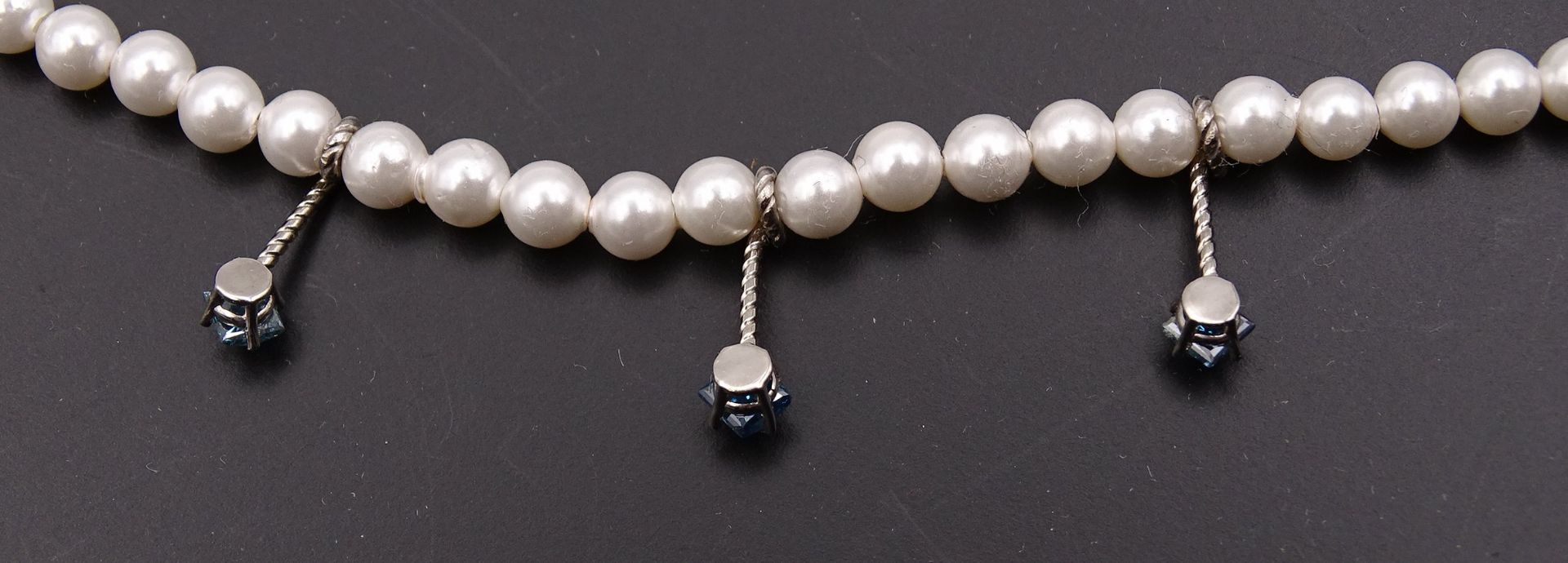 Perlen Halskette mit blauen Diamanten zus. 0,45ct., Gold 14K , L. 42cm, Perlen D. 3,9mm, 9,6g. - Bild 6 aus 6