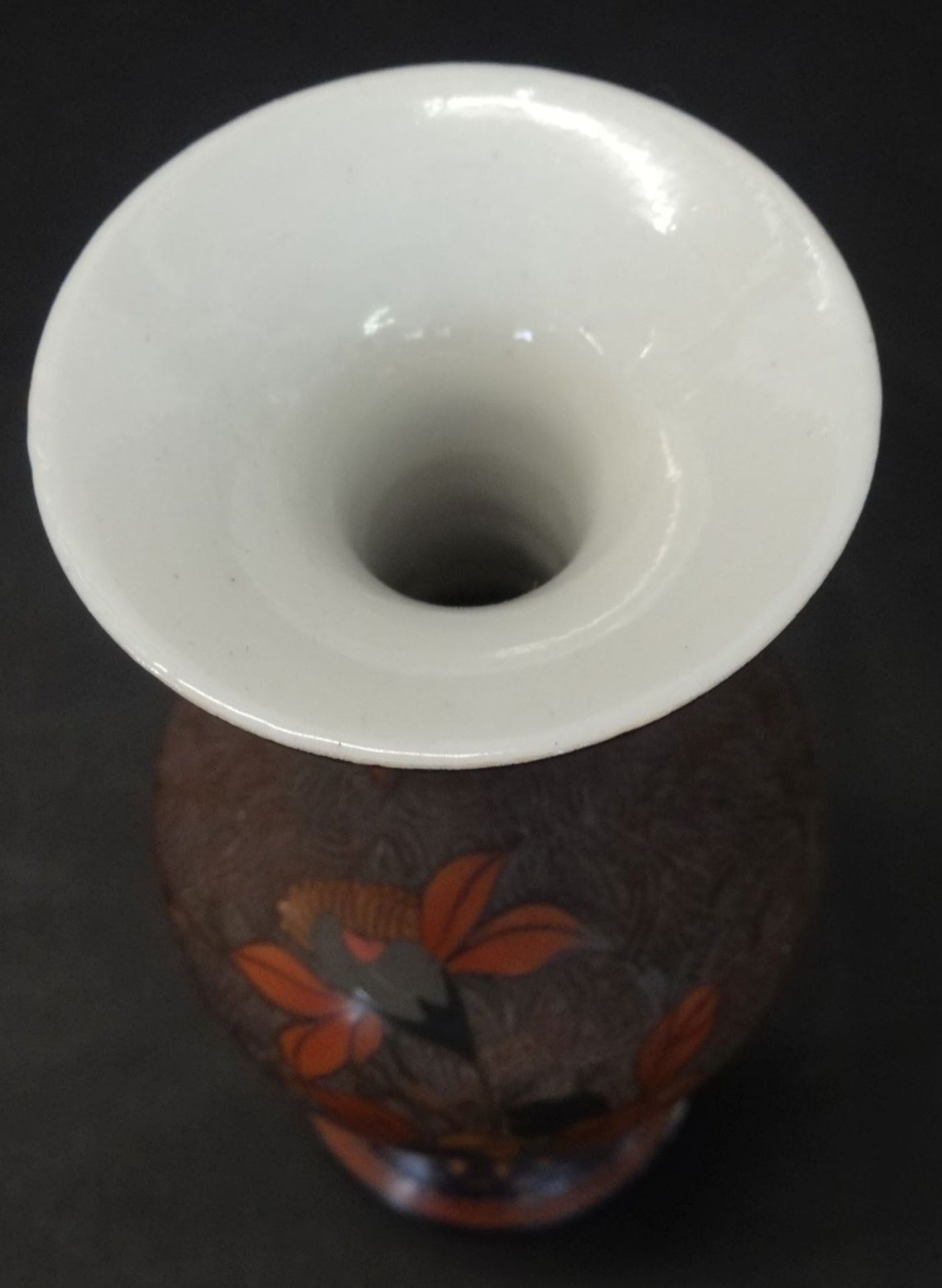 Vase, wohl China?, Porzellan mit Rotlack? geschnitten und bemaltes Dekor, Vögel und Blätter, älter, - Bild 6 aus 6