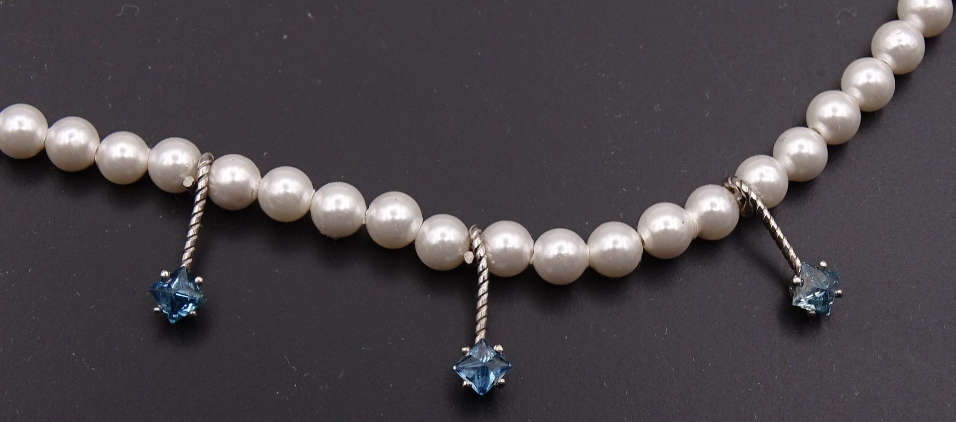 Perlen Halskette mit blauen Diamanten zus. 0,45ct., Gold 14K , L. 42cm, Perlen D. 3,9mm, 9,6g. - Bild 4 aus 6