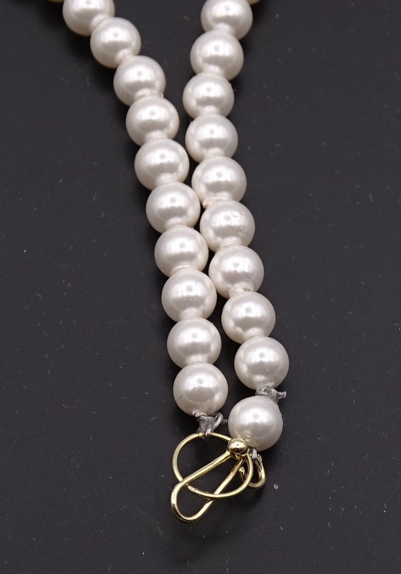 Perlen Halskette mit blauen Diamanten zus. 0,45ct., Gold 14K , L. 42cm, Perlen D. 3,9mm, 9,6g. - Bild 3 aus 6