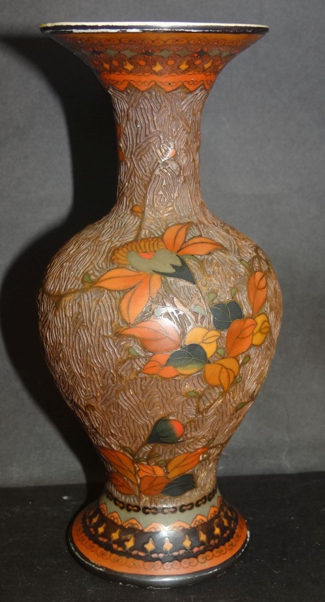 Vase, wohl China?, Porzellan mit Rotlack? geschnitten und bemaltes Dekor, Vögel und Blätter, älter, - Bild 2 aus 6