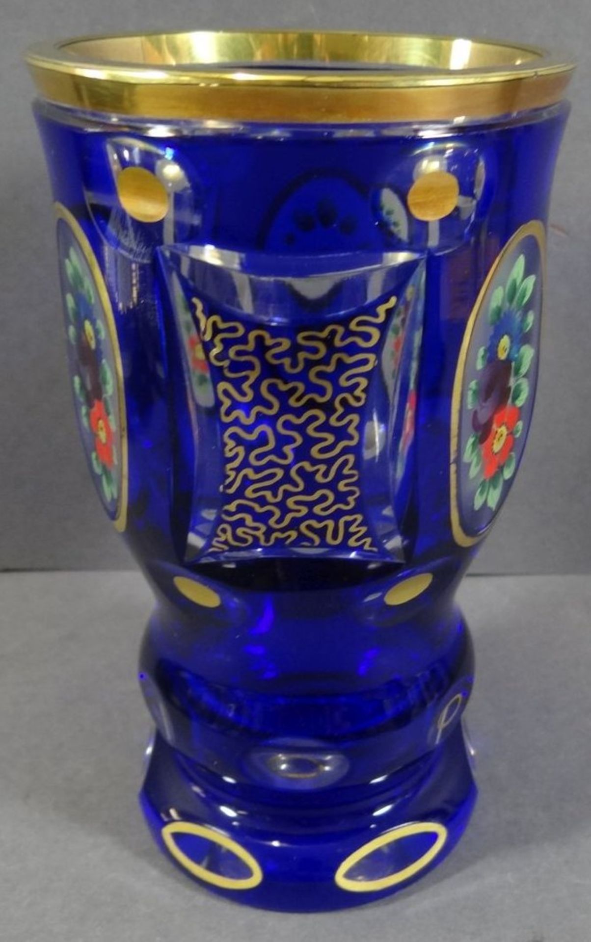 böhmischer Becher, Blumenmalerei und Gold-Dekor, blau überfangen, H-15 cm, D-8 cm - Bild 2 aus 5