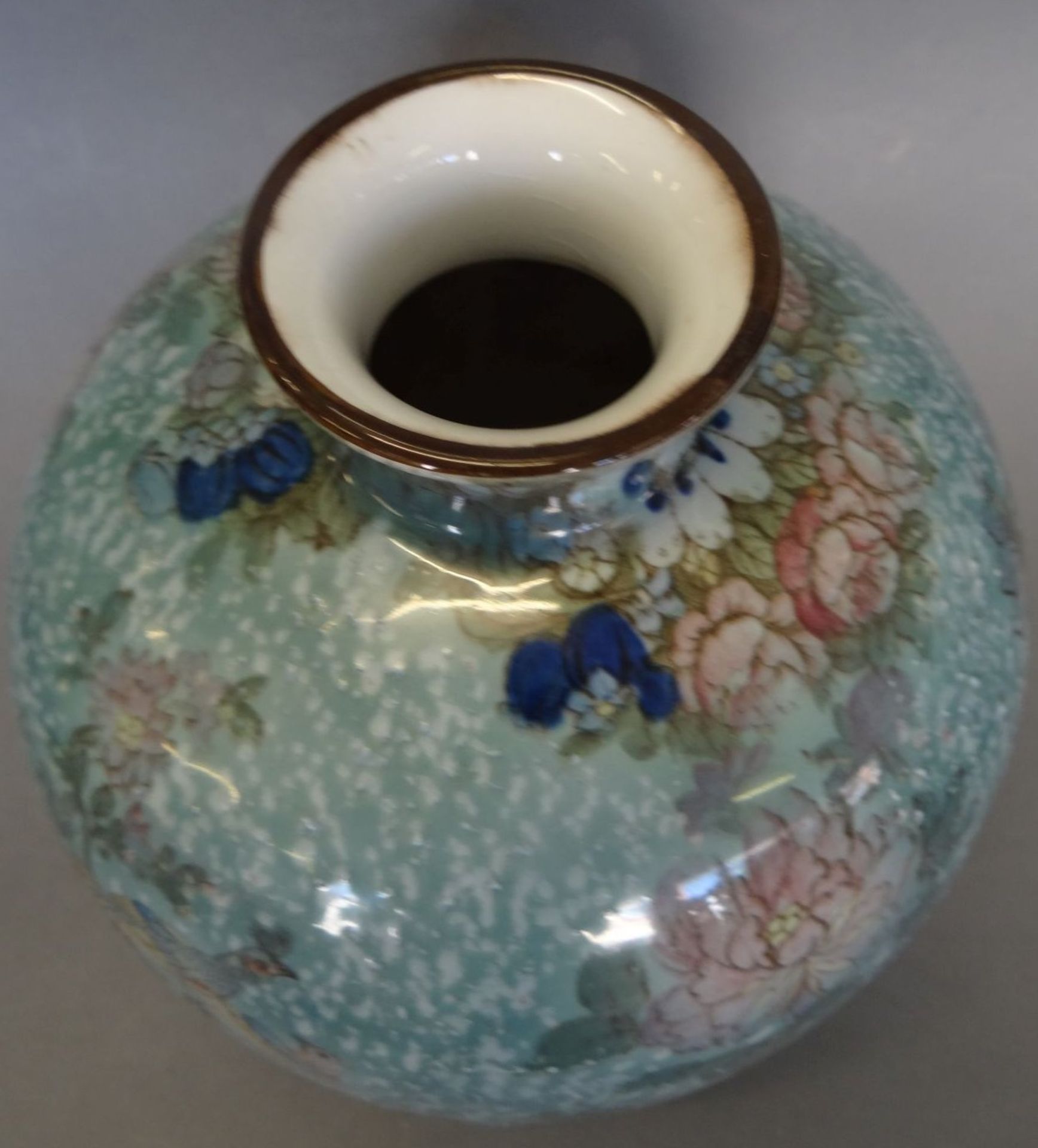 bauchige Vase, fein bemalt mit Vogelpaar und Blumen, in Boden undeutliche Pressmarke und div. Numme - Bild 2 aus 5