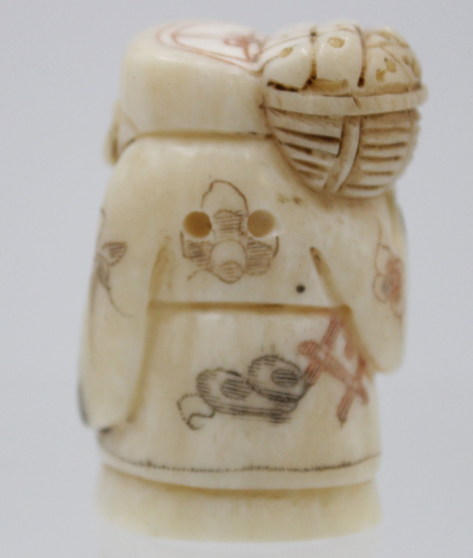 wohl Netsuke, Alter Mann mit Früchtekorb, China/Japan, sígniert, Bein, H-5,3cm. - Bild 2 aus 4