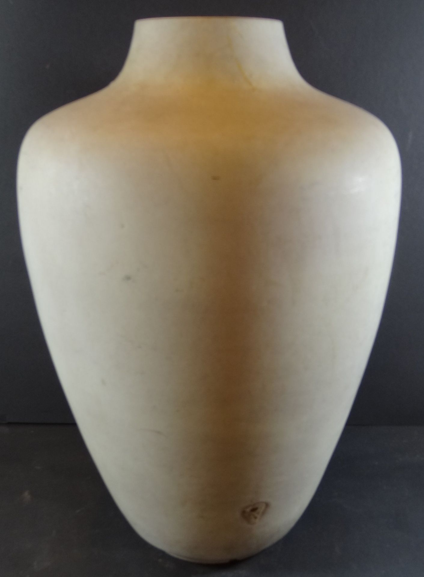 grosse Bodenvase, signiert, H-50 cm, kl. Abplatzer am Stand - Bild 2 aus 4