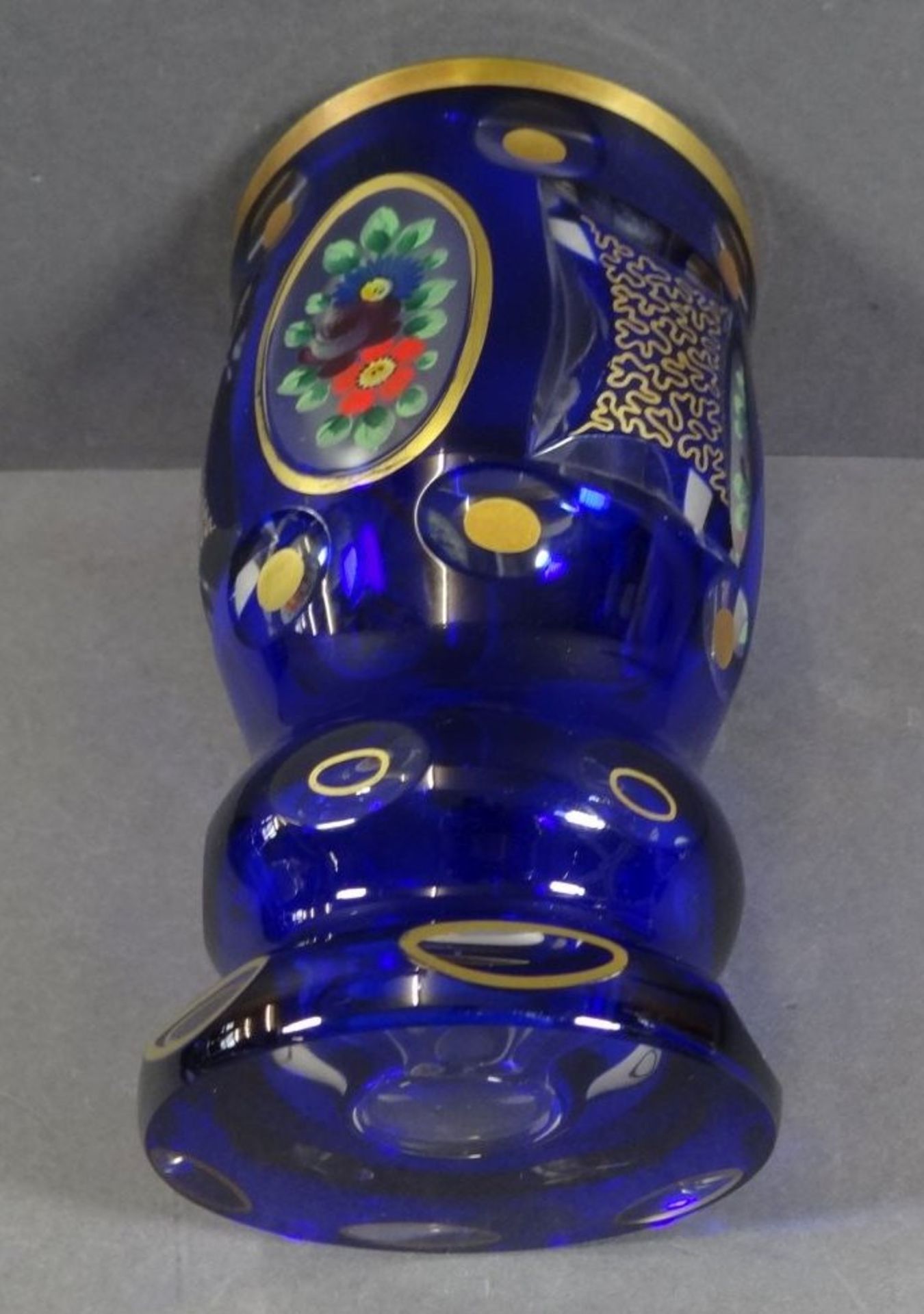 böhmischer Becher, Blumenmalerei und Gold-Dekor, blau überfangen, H-15 cm, D-8 cm - Bild 4 aus 5