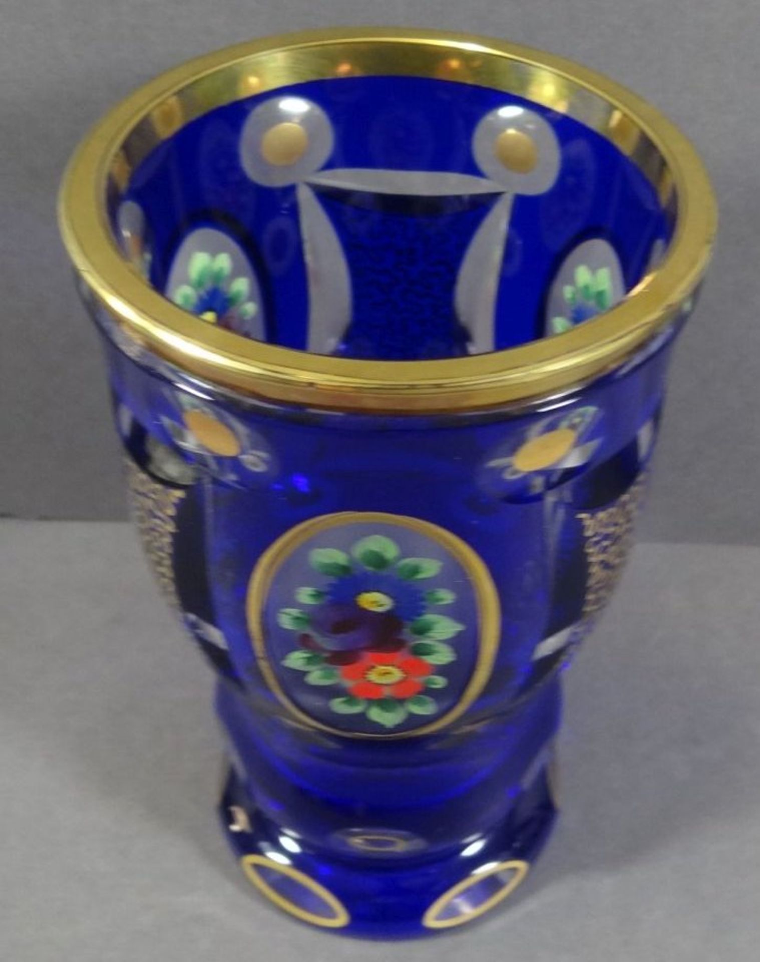 böhmischer Becher, Blumenmalerei und Gold-Dekor, blau überfangen, H-15 cm, D-8 cm - Bild 3 aus 5