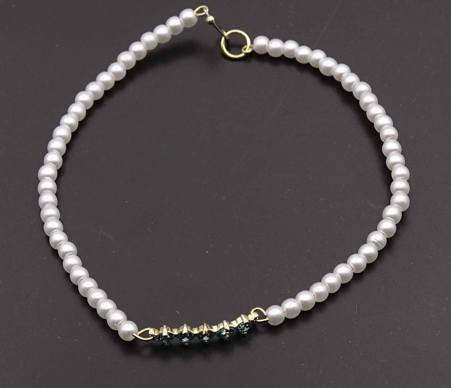 Perlen Armband mit Goldmonturen 14K, 5 rund facc. Diamanten zus. 0,30ct., L. ca. 16cm