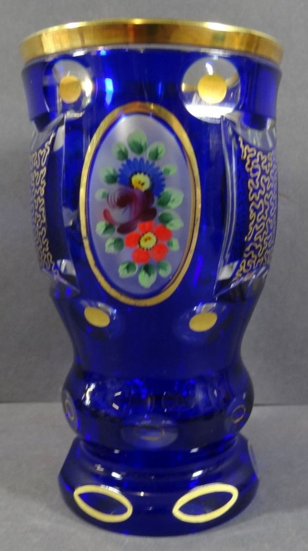 böhmischer Becher, Blumenmalerei und Gold-Dekor, blau überfangen, H-15 cm, D-8 cm