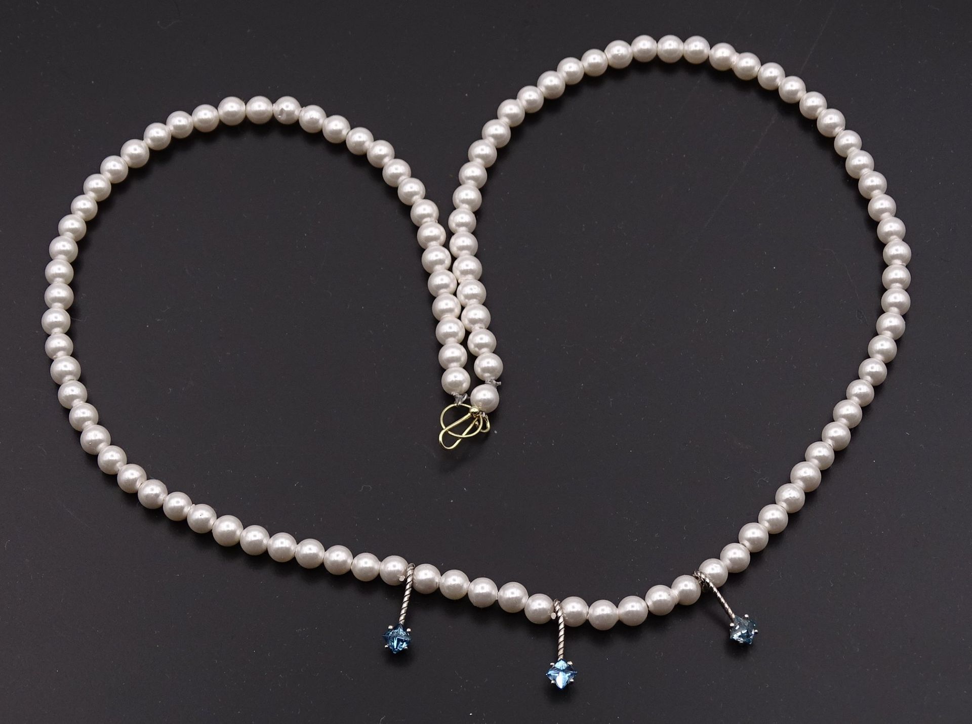 Perlen Halskette mit blauen Diamanten zus. 0,45ct., Gold 14K , L. 42cm, Perlen D. 3,9mm, 9,6g.