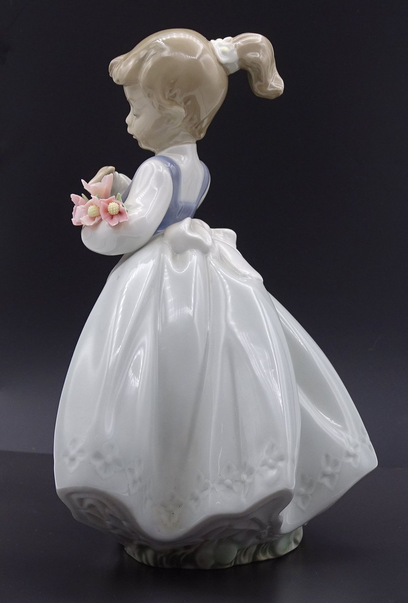 Nao by lladro Figur, Dame mit Blumen, Blüten min. beschädigt, H. 17,5cm - Image 3 of 5