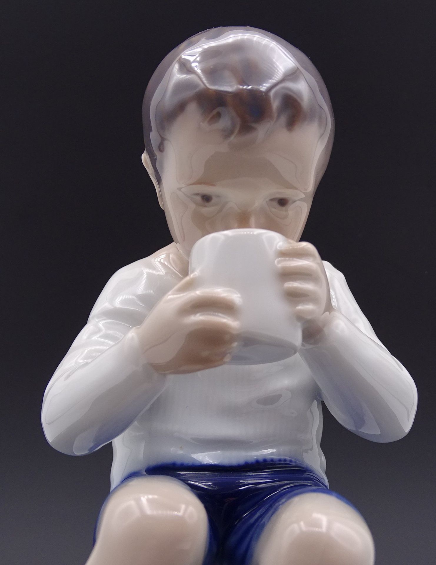 Junge trinkt ein ein Glas Milch, - Victor - "Royal Copenhagen", Nr. 418, H. 13,0cm - Image 2 of 5