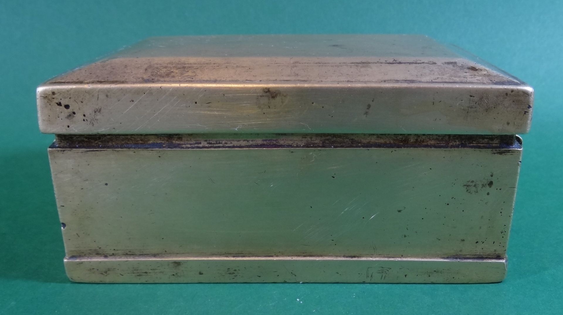 massive Messing-Deckeldose, Altersspuren, Kupferhenkel seitlich, H-8,5 cm, 14x7 cm