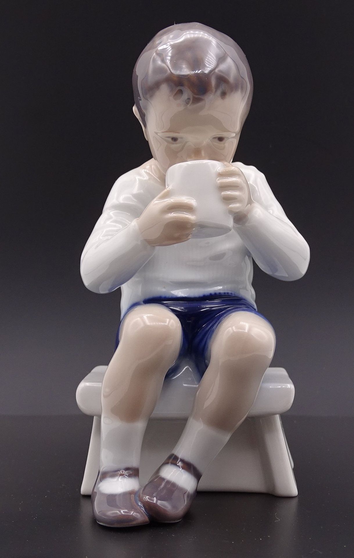 Junge trinkt ein ein Glas Milch, - Victor - "Royal Copenhagen", Nr. 418, H. 13,0cm