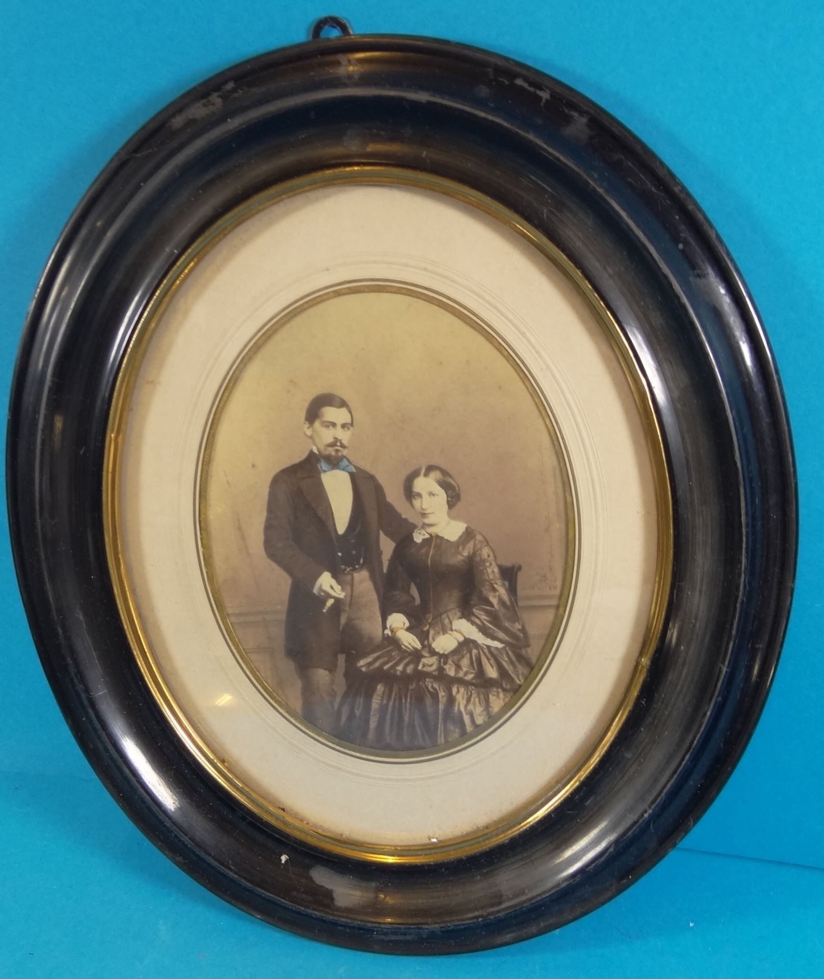 altes Foto eines jungen Paares um 1890, oval gerahmt/Glas, RG 34x29 cm