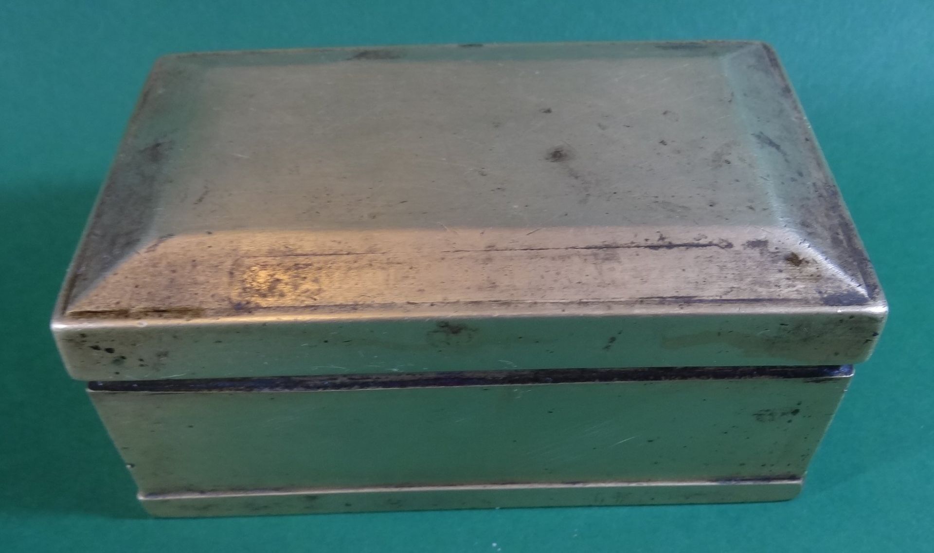 massive Messing-Deckeldose, Altersspuren, Kupferhenkel seitlich, H-8,5 cm, 14x7 cm - Image 2 of 5