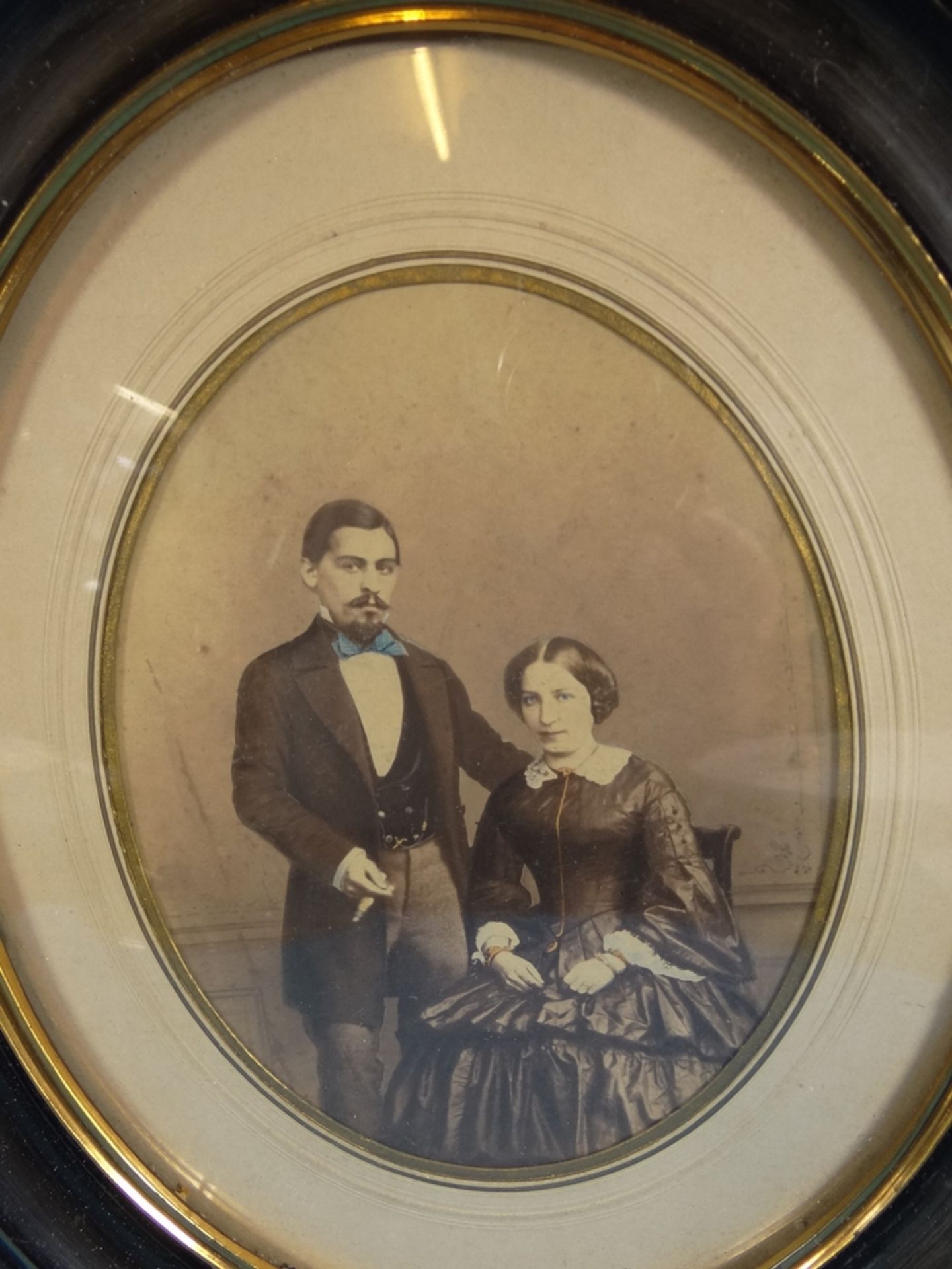 altes Foto eines jungen Paares um 1890, oval gerahmt/Glas, RG 34x29 cm - Image 2 of 3