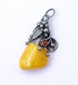 Bernstein Anhänger mit Silbermontur, L. 4,4cm, 5,8g.