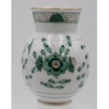 kl. Vase, Meissen, Schwertermarke, indisch grün, H-10,5cm, 1. Wahl