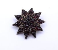 Antike Granat Brosche, Böhmen um 1890, D. 3,1cm