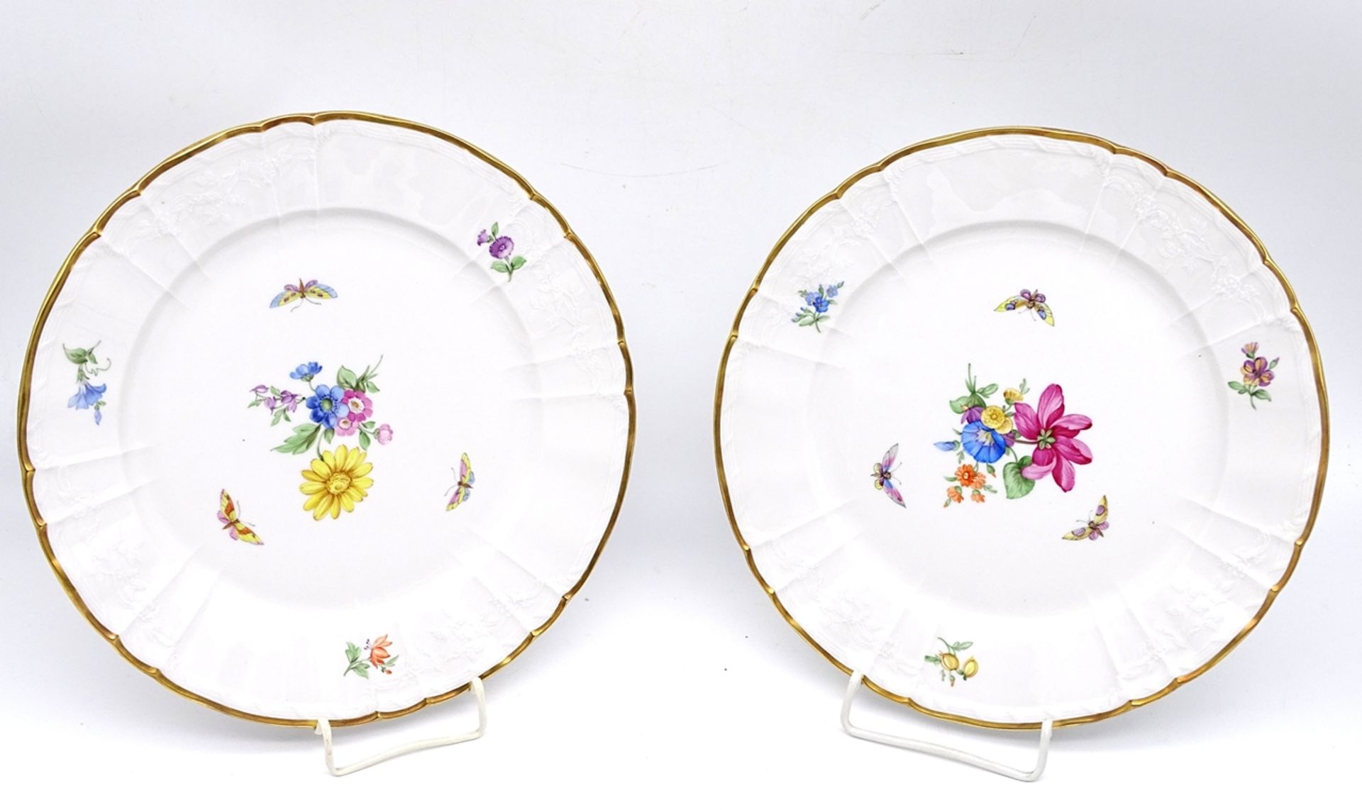 2x Teller KPM Berlin mit Blumen Insekten und Goldrand ,1.Wahl Ø 26 cm