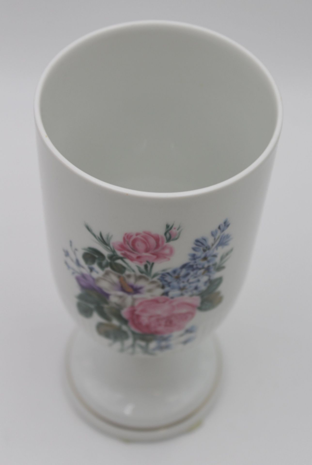Vase auf Stand, Hutschenreuther, florales Dekor, Marke durchschliffen, H-20,8cm. - Bild 2 aus 5