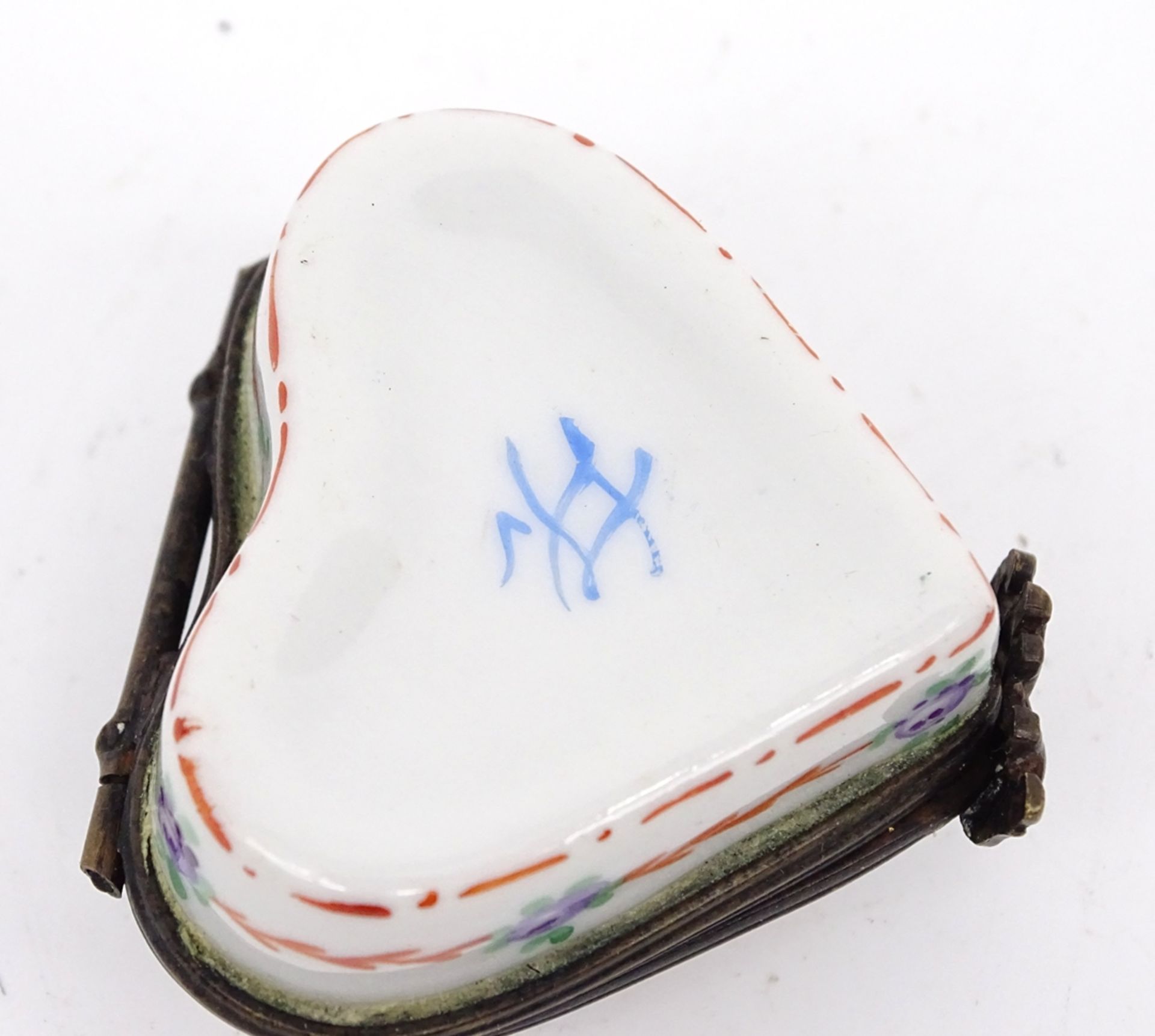 Pillendose aus Porzellan mit Messing Montur in Herzform , Sevres ? , Ø 4,5 cm - Bild 7 aus 7