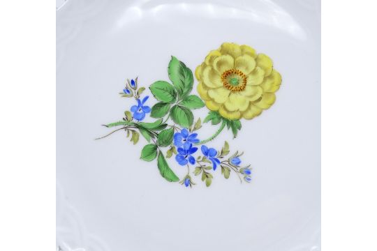 Obstschale "Meissen," florales dekor, D.23,0cm, Schwertermarke, 1. Wahl, H. 6,5cm - Bild 2 aus 5