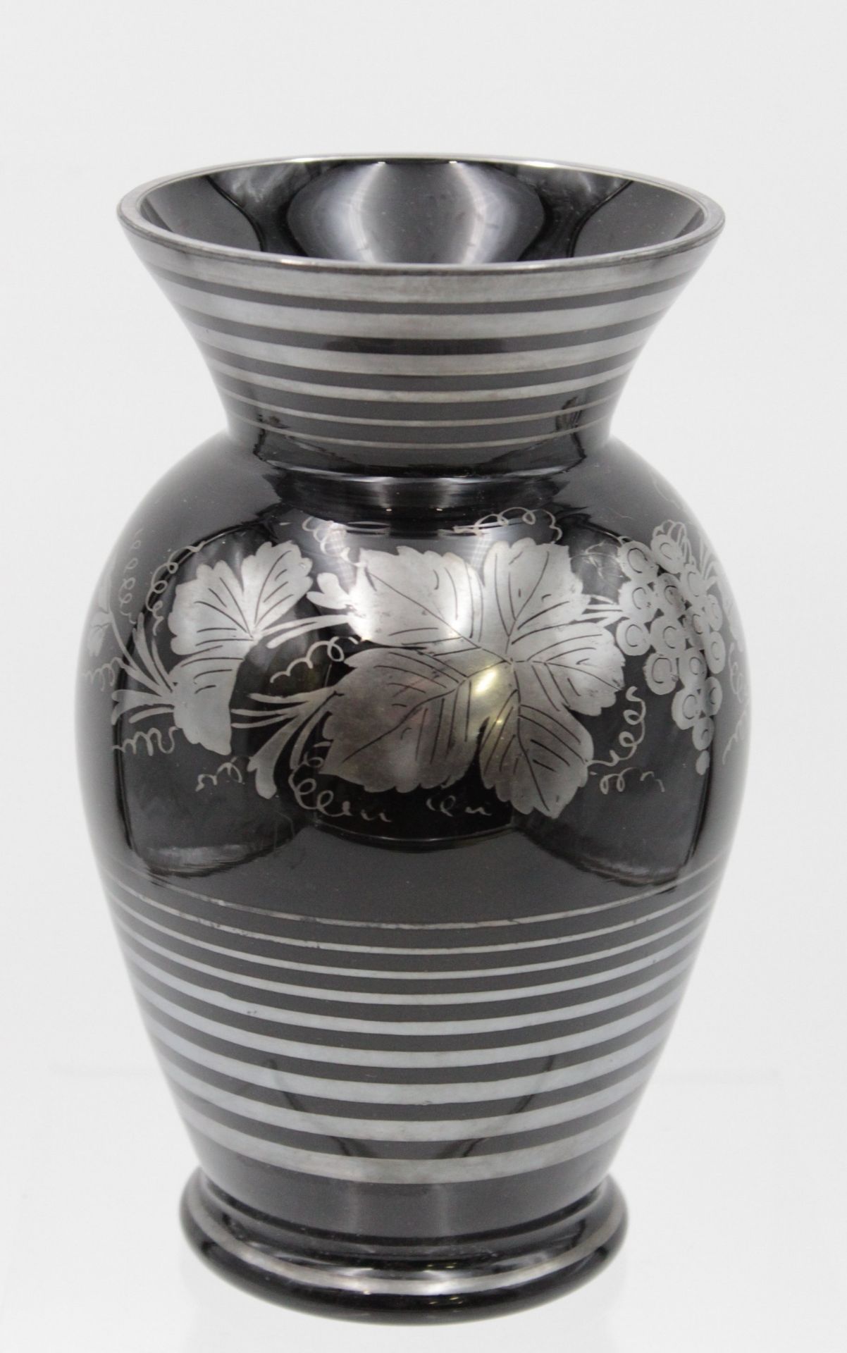Hyalithglas-Vase, silberfarbene Bemalung,  am Boden "B", 30er Jahre, H-19,8cm