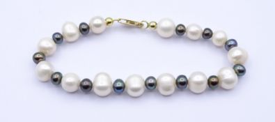 Perlen Armband mit einer 750er GG Schließe, L. 22,5cm, 22g.