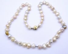 Süßwasserperlen Halskette, Sterlingsilber Verschluss 925/000, L. 46cm, 27,5g.