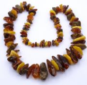 Mehrfarbige Bernstein Halskette, L. 64cm, 100,5g.