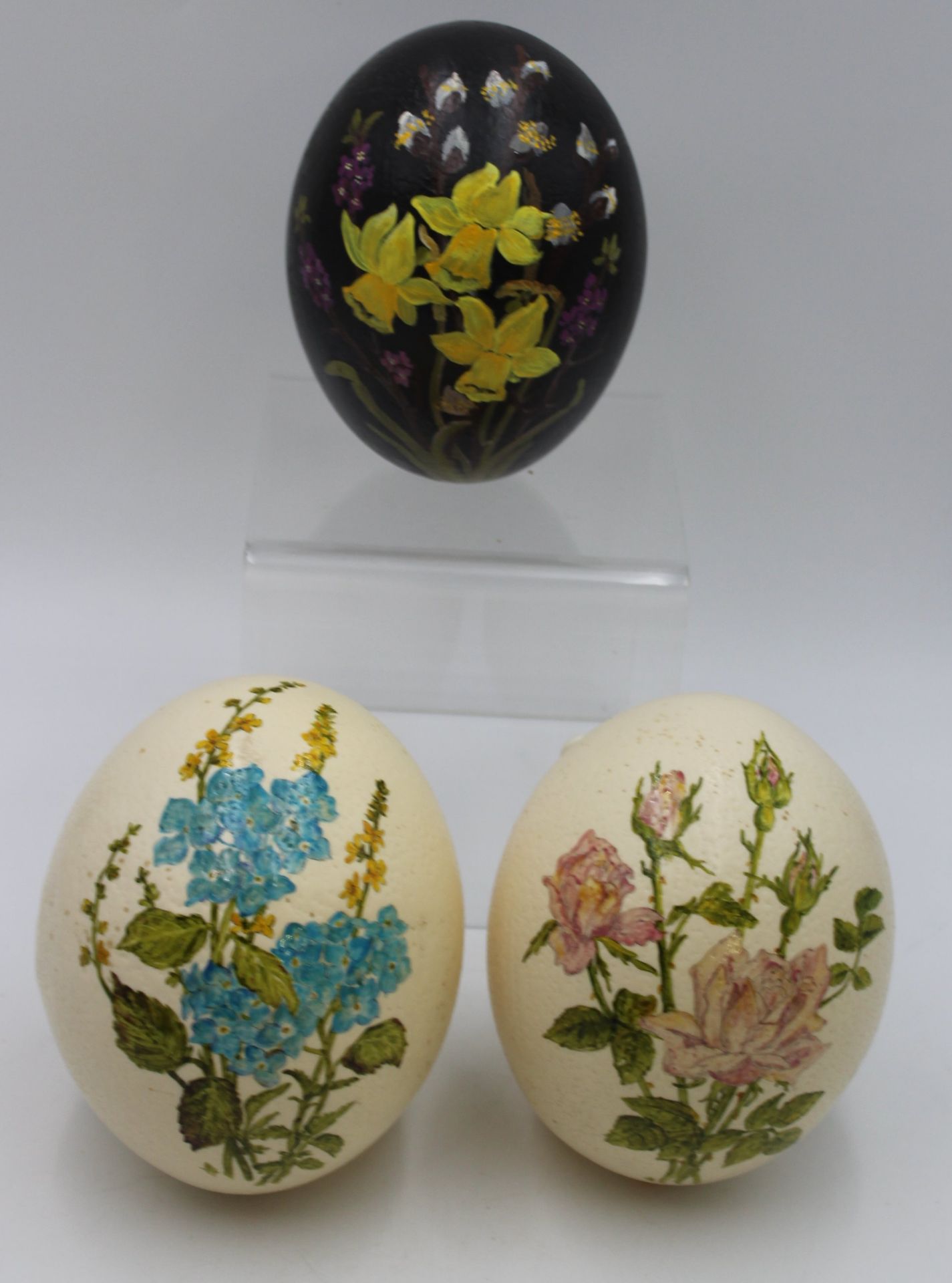 3x floral bemalte Straussen-Eier, ca. H-16cm.