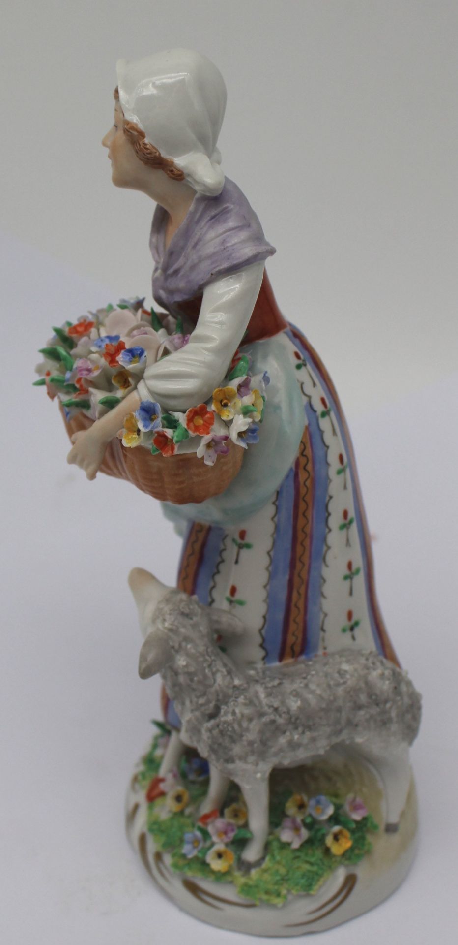 hohe Porzellanfigur "Gärtnerin mit Lamm", Sitzendorf um 1960, GDR H-18 cm, Blütenblätter div. Abspl - Bild 3 aus 4