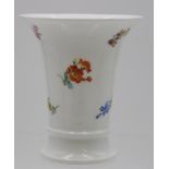 kl. Kratervase, Meissen, Schwertermake 4x durchschliffen, Streublümchen. H-9,7cm.