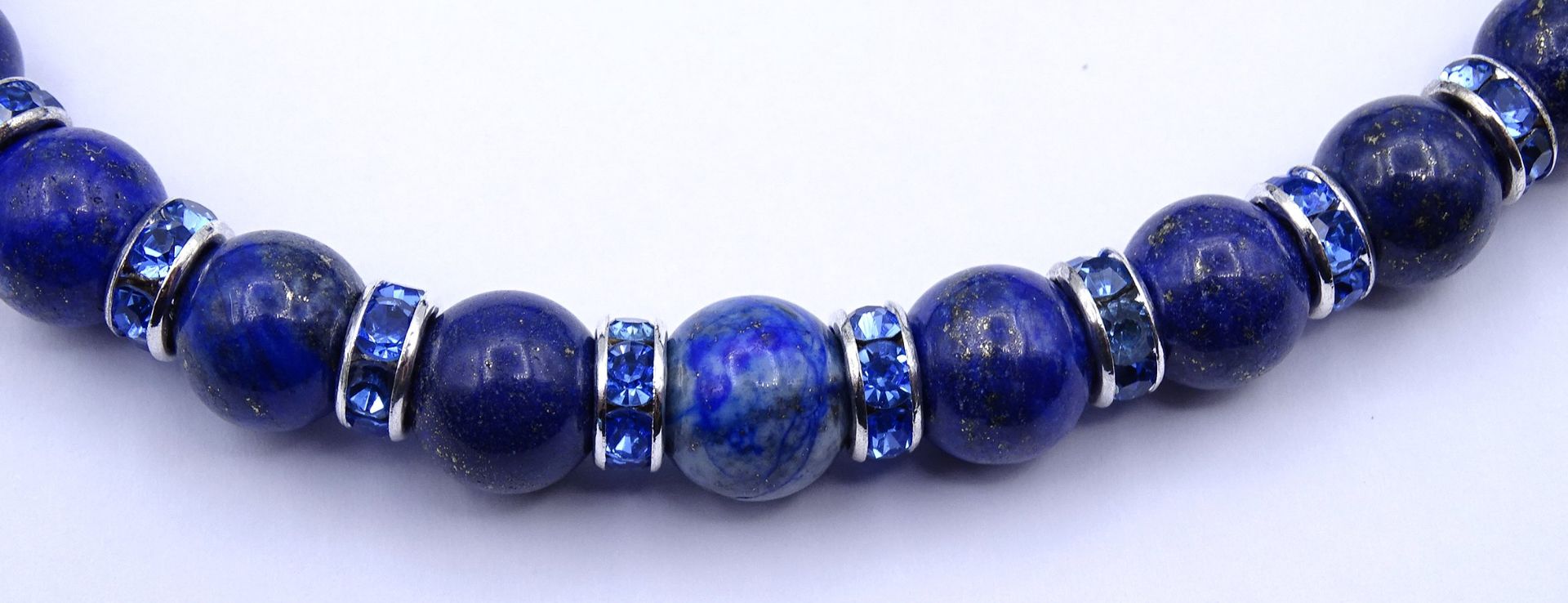 Lapislazuli Halskette mit Strass Zwischenelemente, Magnetverschluss, L. 47,5cm, 81g. - Bild 4 aus 4