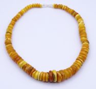 Bernstein Halskette mit Drehverschluss, L. 42cm, 32,6g.