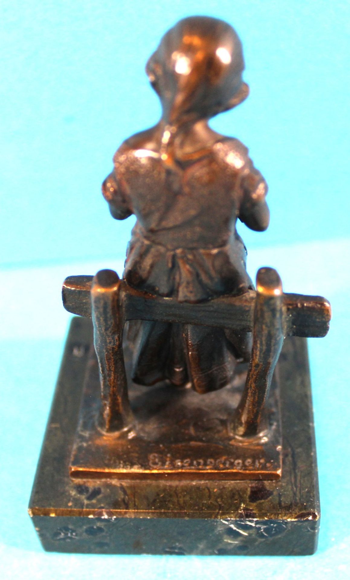 Ludwig EISENBERGER (act.c.1895-1920), Bronze, Mädchen am Zaun, H-10 cm - Bild 4 aus 5