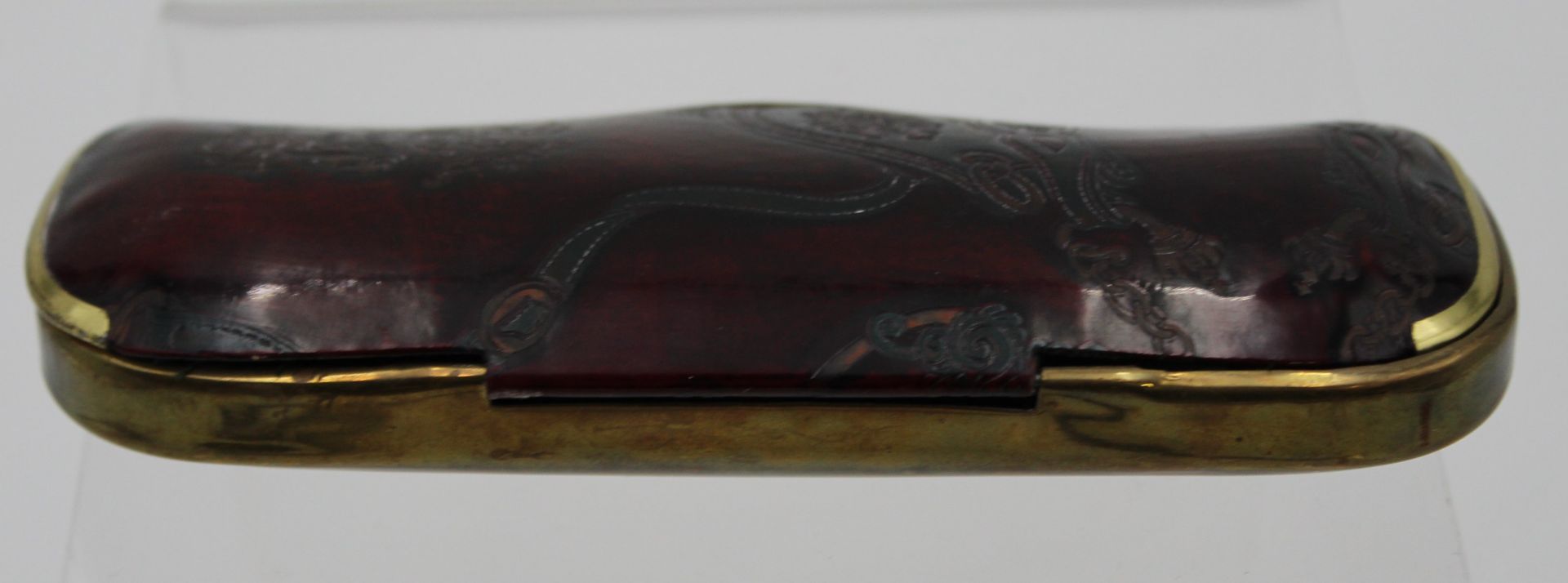 schöne Brillen-Etui, Messing mit geprägtem Leder bezogen, Etikett "Reinhold Kühn", L-16,5cm. - Bild 5 aus 6