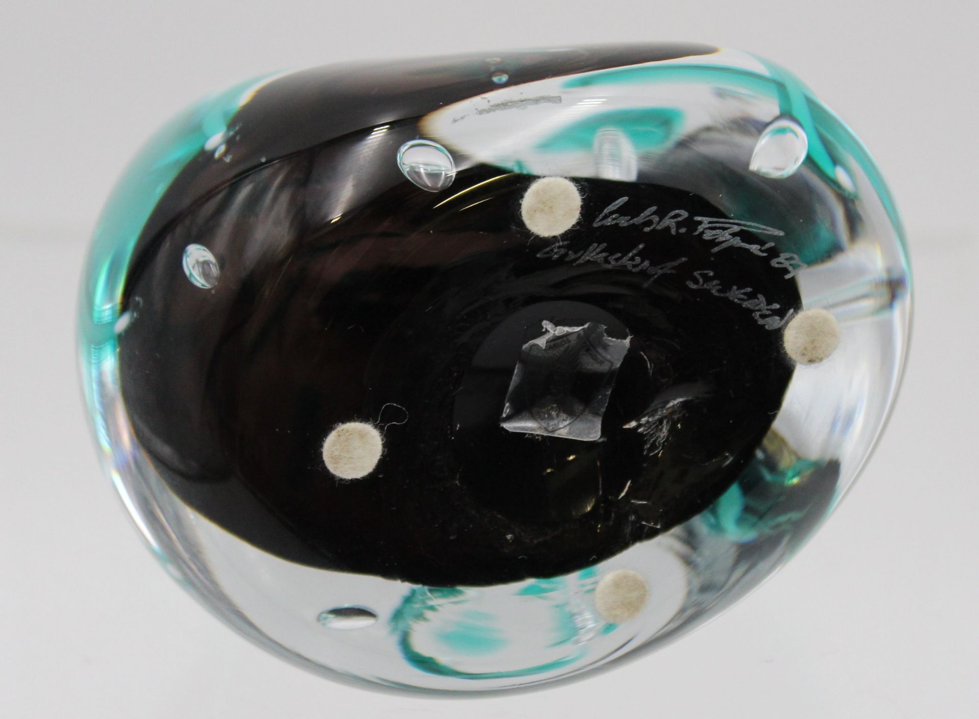 signiertes Paperweight, Schweden, dat. 1987, H-11cm B-10,5cm. - Bild 4 aus 5