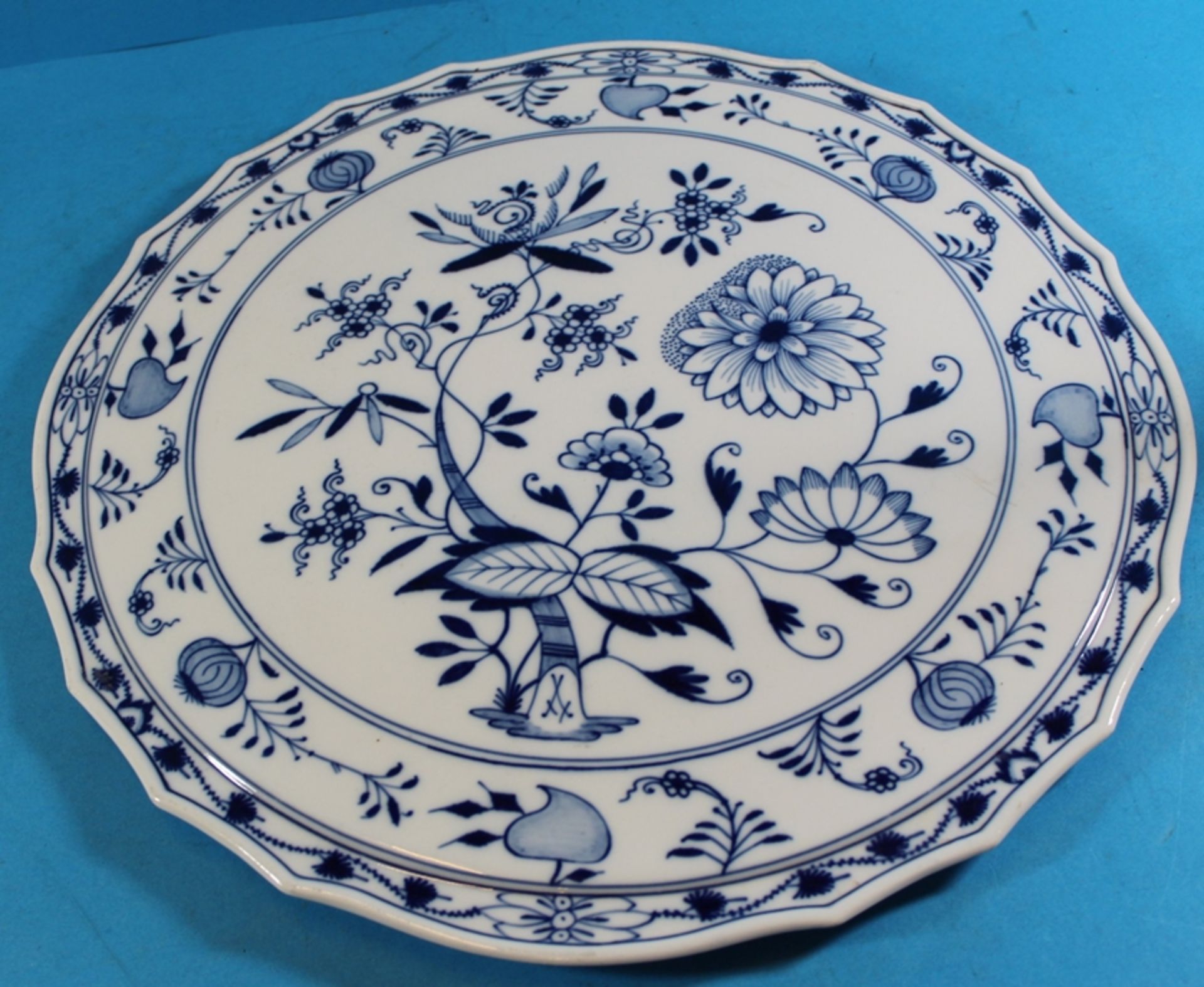 gr. runde Platte "Meissen" Zwiebelmuster um 1860, Knaufschwerter durchschliffen, Gebrauchsspuren, D