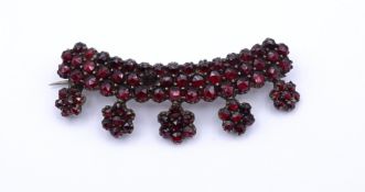 Antike Granat Brosche, Böhmen um 1890, ein Stein fehlt, L. 5,8cm