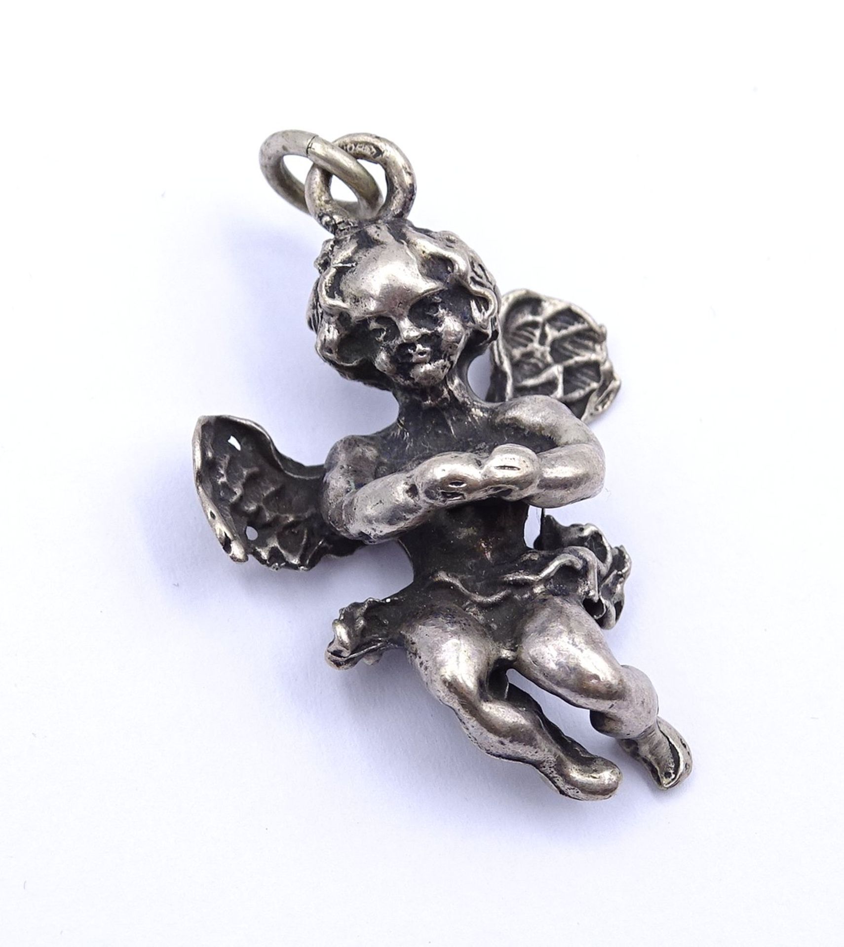 Anhänger in Form eines Putto, Silber, L. 4,0cm, 12,2g. - Image 2 of 3