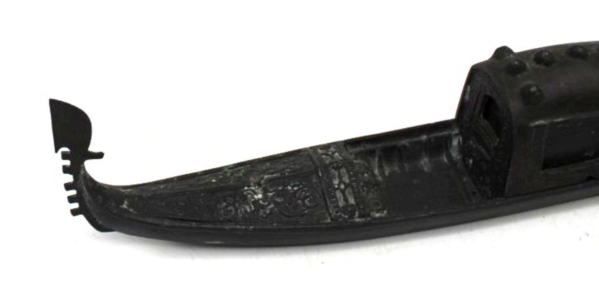 gr. schwere venezianische Gondel aus Metall, bei Gondoliere fehlt das Ruder, Altersspuren, L-30cm, - Image 3 of 5