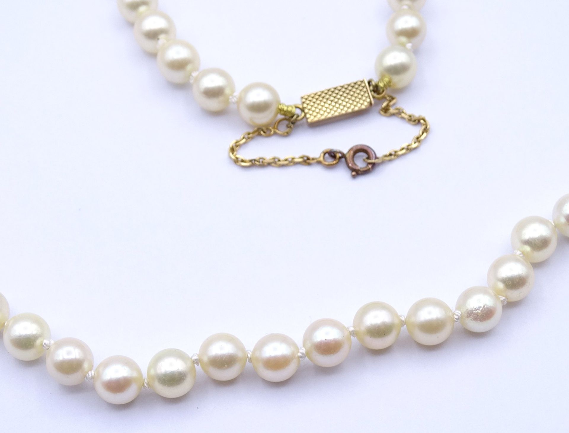 Perlen Halskette mit Goldverschluss um 18K, L. 59,5cm, Perlen D. 6,0 - 6,1mm - Bild 3 aus 3
