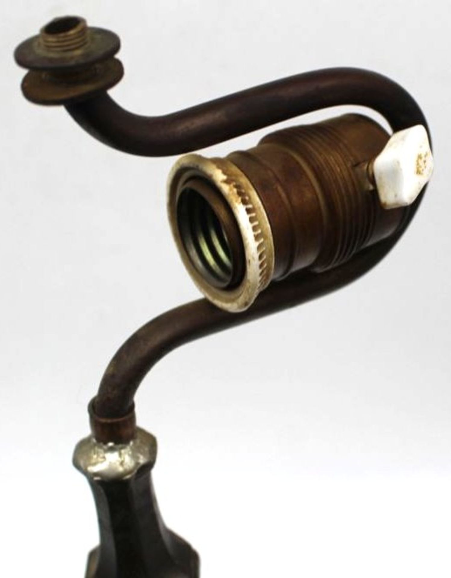 Jugendstil-Tischlampe, , Lampenstoff mürbe, Porzellanschalter, Schraubmutter oben fehlt, H-41 cm - Image 4 of 4