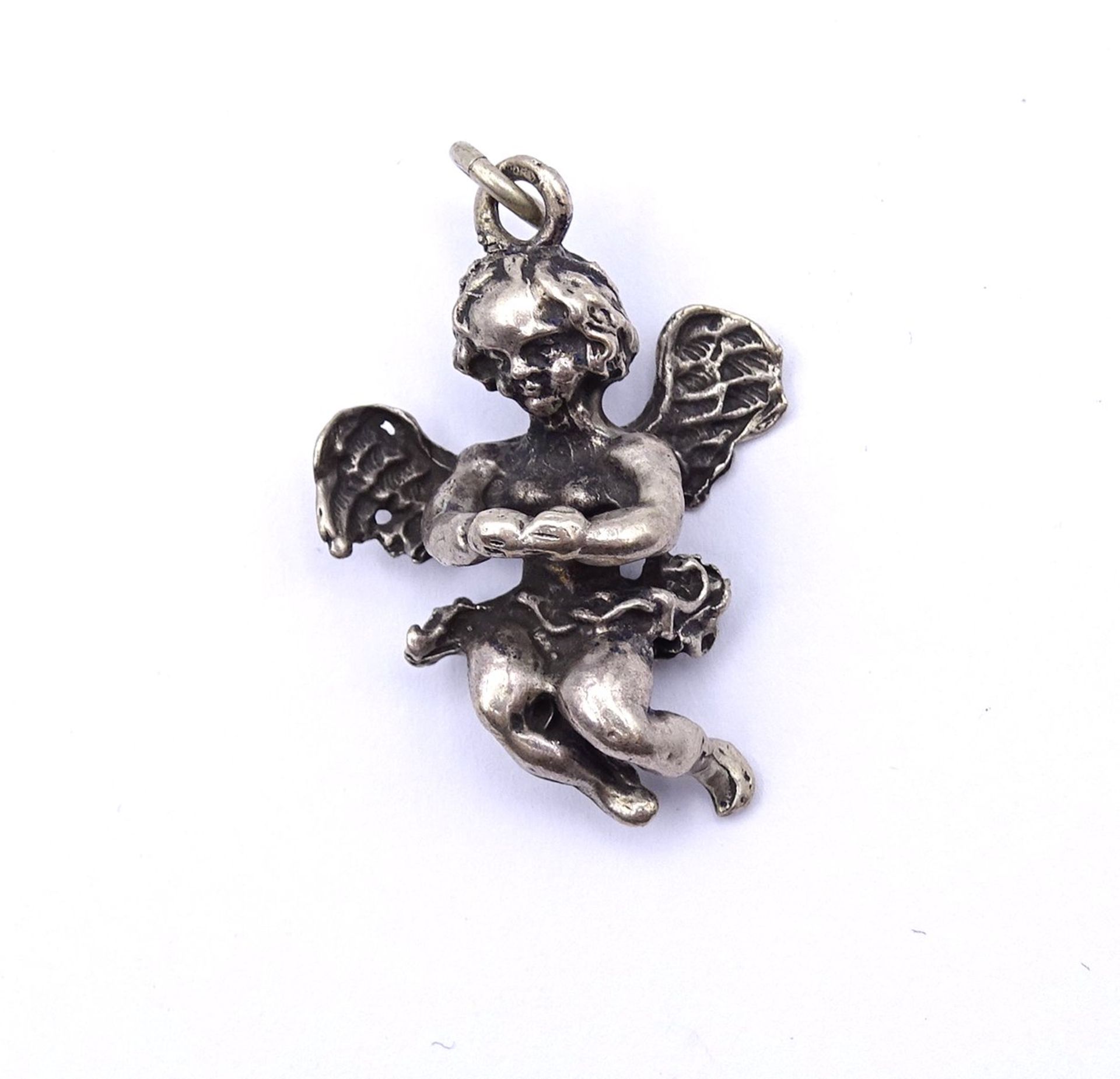 Anhänger in Form eines Putto, Silber, L. 4,0cm, 12,2g.