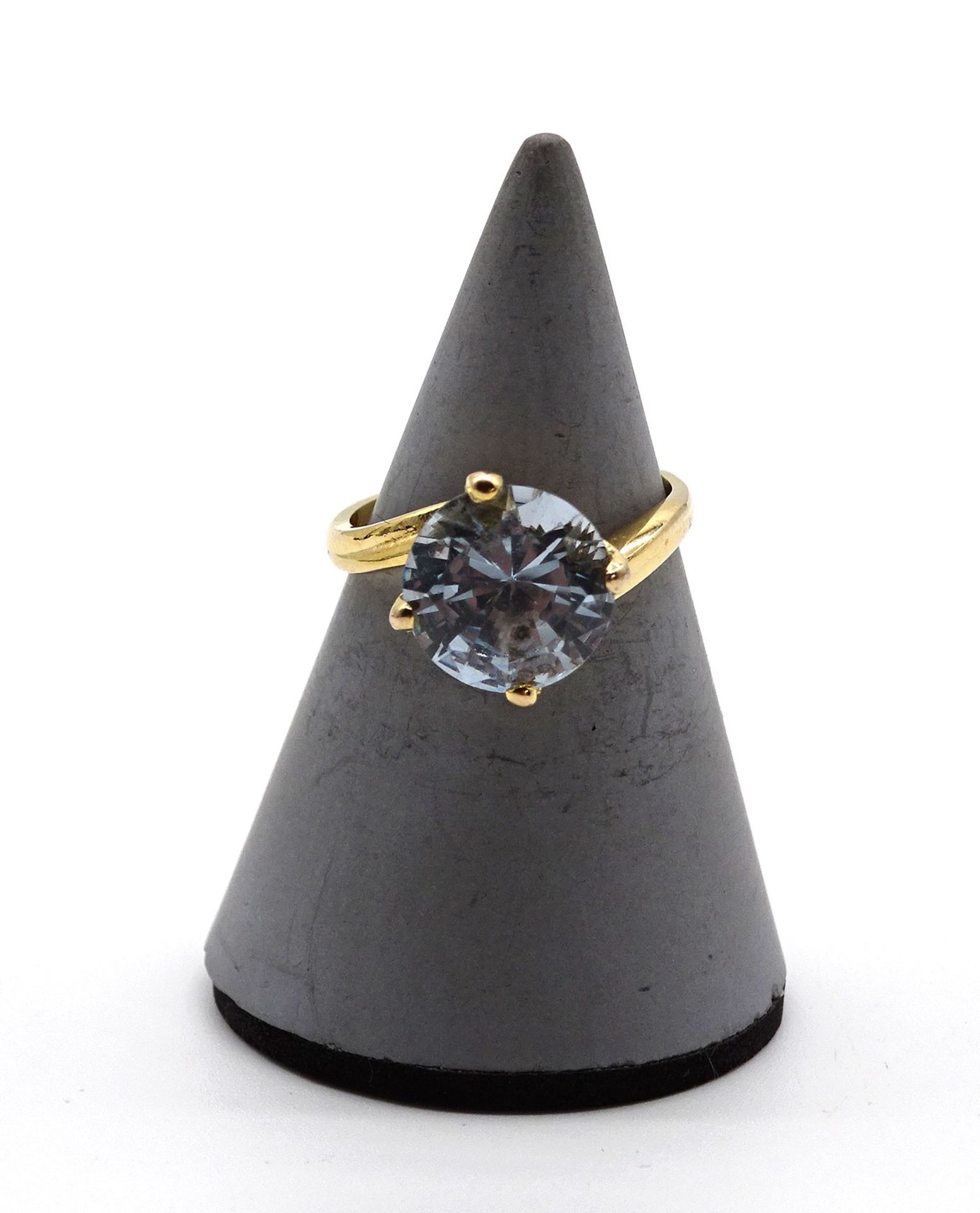 Silberring 800/000 vergoldet, gefasst mit einem blauen Edelstein, Gewicht: 3,2 g. RG: 50