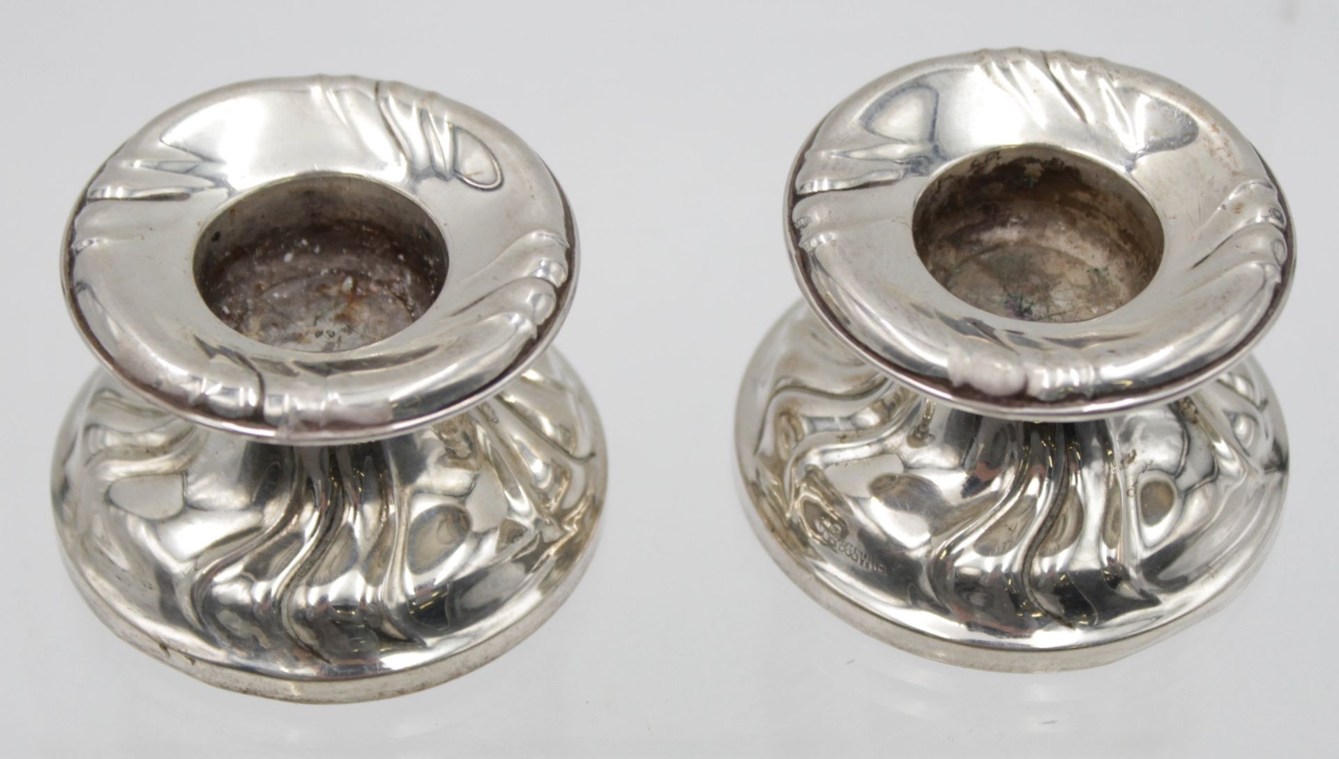 Leuchterpaar, 835er Silber, WTB, je gefüllt, zus. 99,5gr., H-3,5cm. - Image 2 of 3